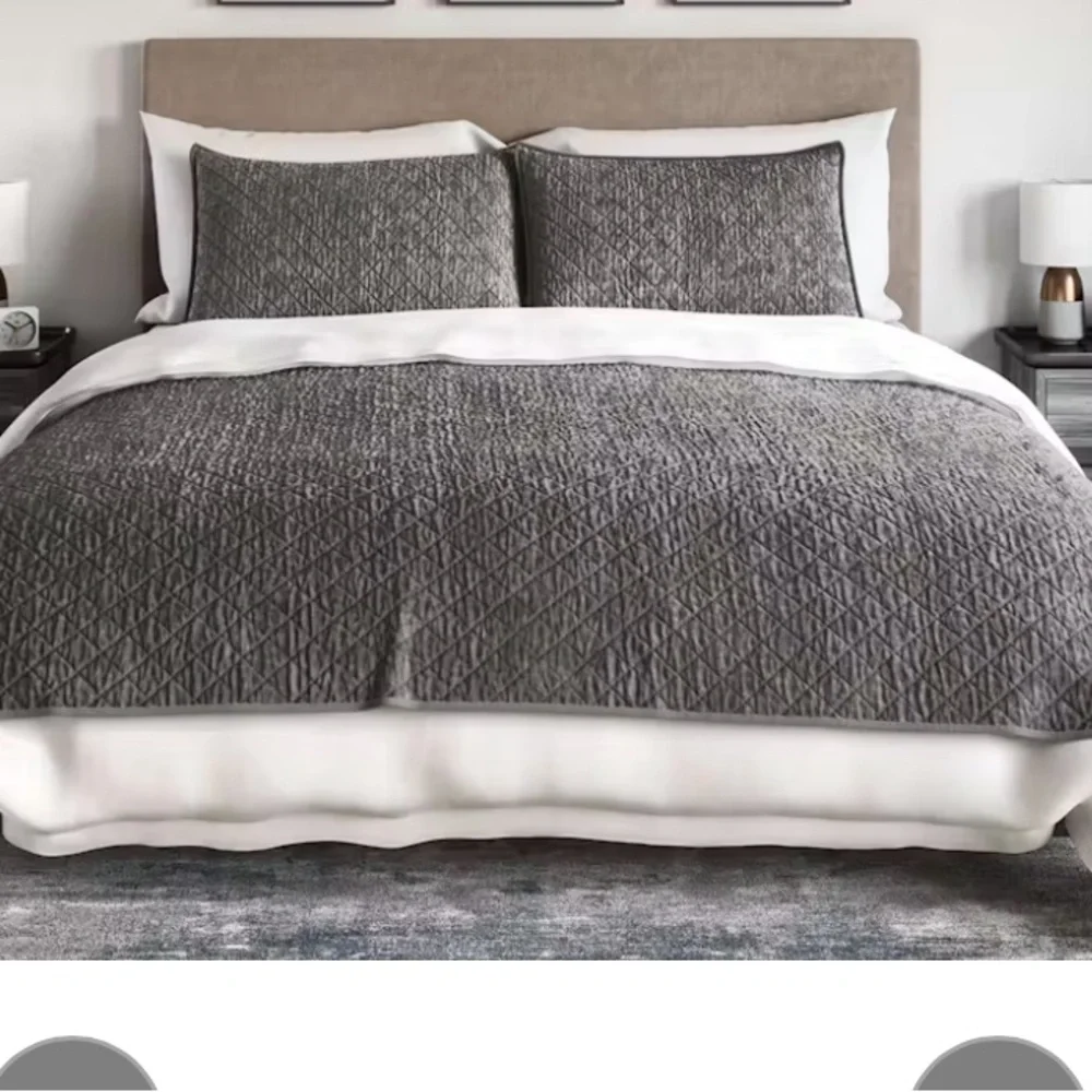Like New - Saatva Organic Velvet Diamond Quilt. Quilt only
